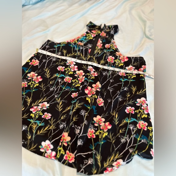 Express Womens Size: M Black/ Pink Floral Halter Top Sleeveless Keyhole Blouse. - Picture 3 of 12